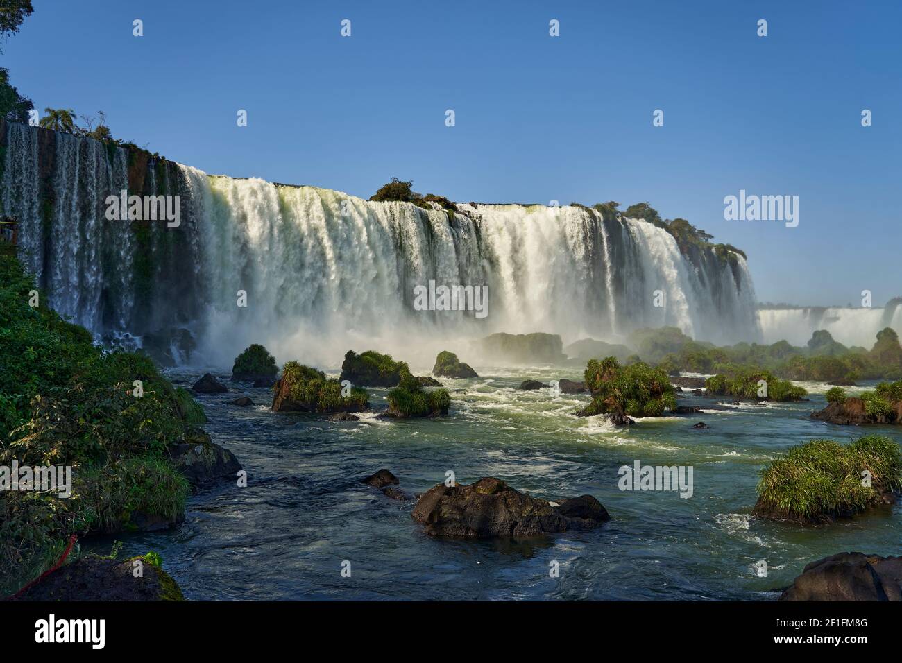 Le Cascate di Iguazu o le Cascate di Iguacu, al confine tra Argentina e Brasile, sono le cascate più grandi del mondo. Cascata molto alta con acqua bianca in b Foto Stock