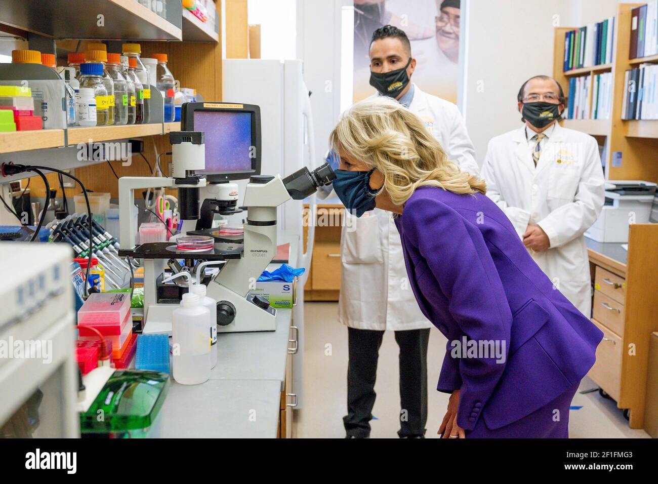 La prima Signora degli Stati Uniti Jill Biden guarda attraverso un microscopio durante il suo tour del McGlothlin Medical Education Center alla Virginia Commonwealth University 24 febbraio 2021 a Richmond, Virginia. Foto Stock