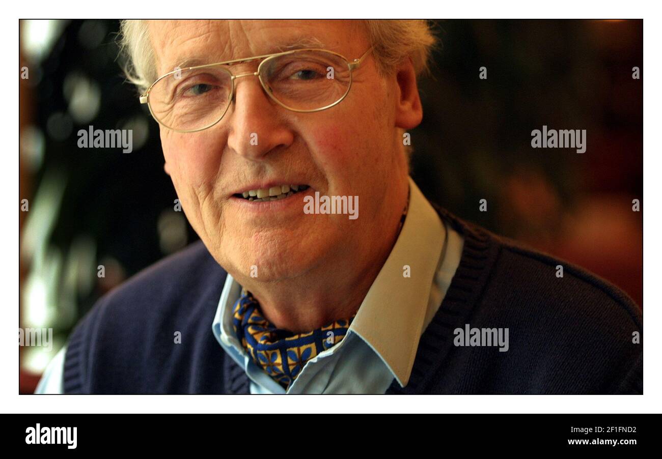 Nicholas Parsons........ Marriott Hotel, London.pic David Sandison 31/7/2002 Foto Stock