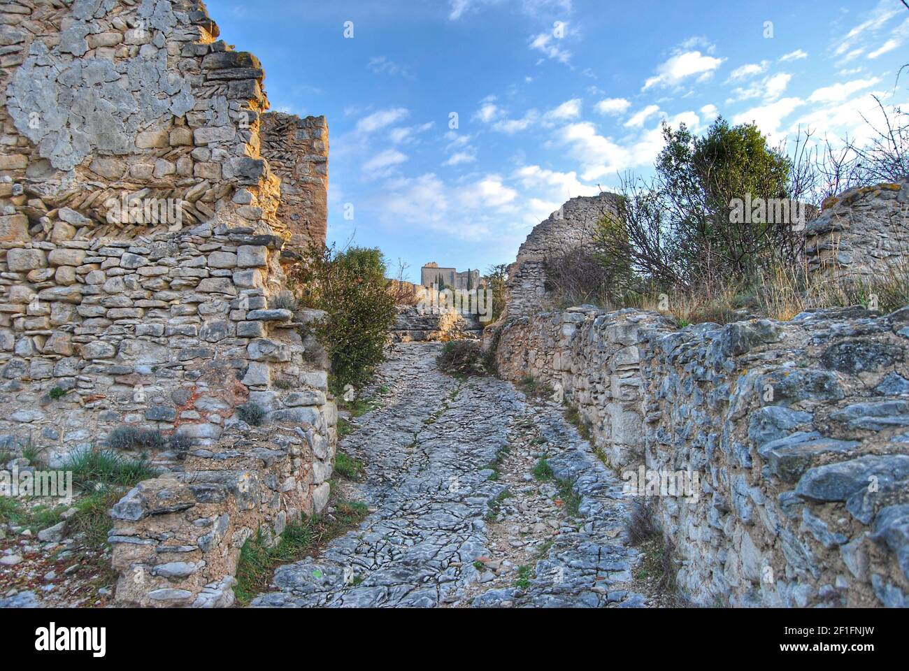 Rovine all'interno di una fortezza medievale Foto Stock