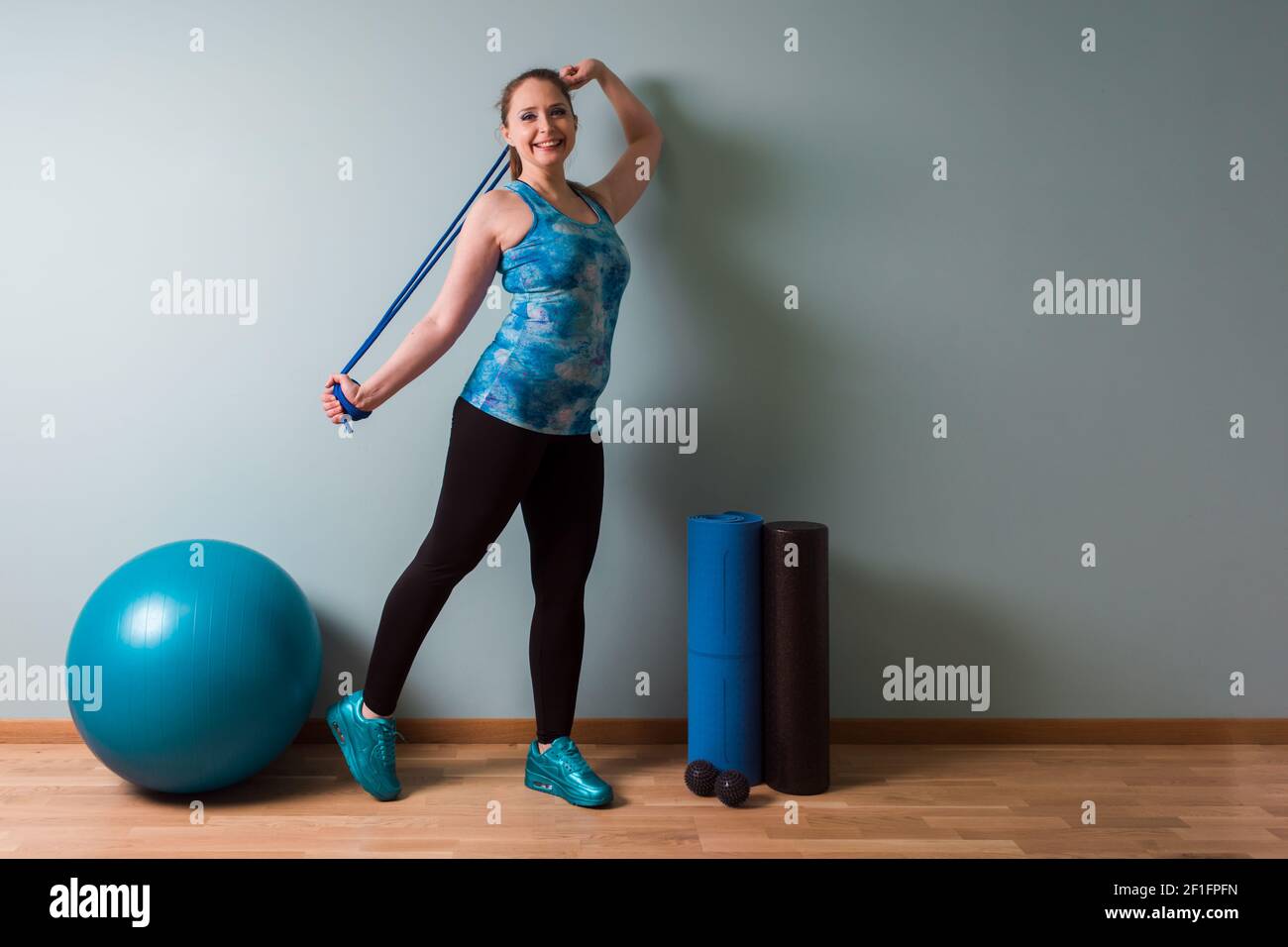 Donna stand con la quipment per fitness e rilascio miofasciale Foto Stock