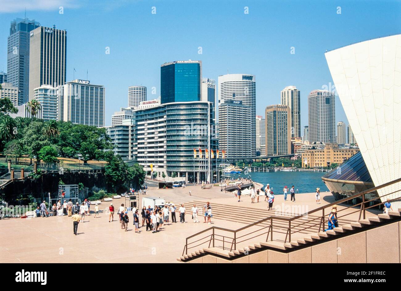 2000 - Sydney Australia - dai gradini dell'Opera House di Sydney guardando verso Sydney CDB e Circular Quay. Il Museum of Contemporary Art Australia è sulla destra. Circular Quay è un porto, ex porto di lavoro e ora porto internazionale di trasporto passeggeri, piazza pubblica e quartiere turistico, area patrimonio, e nodo dei trasporti situato a Sydney, New South Wales, Australia, al confine settentrionale del quartiere centrale degli affari di Sydney su Sydney Cove, tra Bennelong Point e The Rocks. Circular Quay, Sydney, NSW, nuovo Galles del Sud, Australia Foto Stock