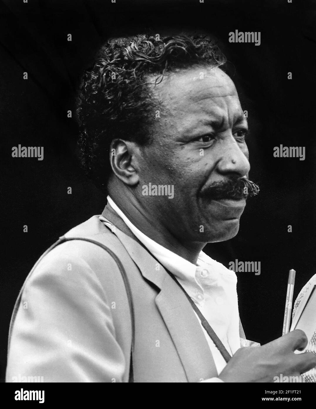Gordon Parks. Ritratto del fotografo e scrittore americano, Gordon Roger Alexander Buchanan Parks (1912-2006) in una marcia per i diritti civili a Washington, D.C., agosto 1963. Foto Stock