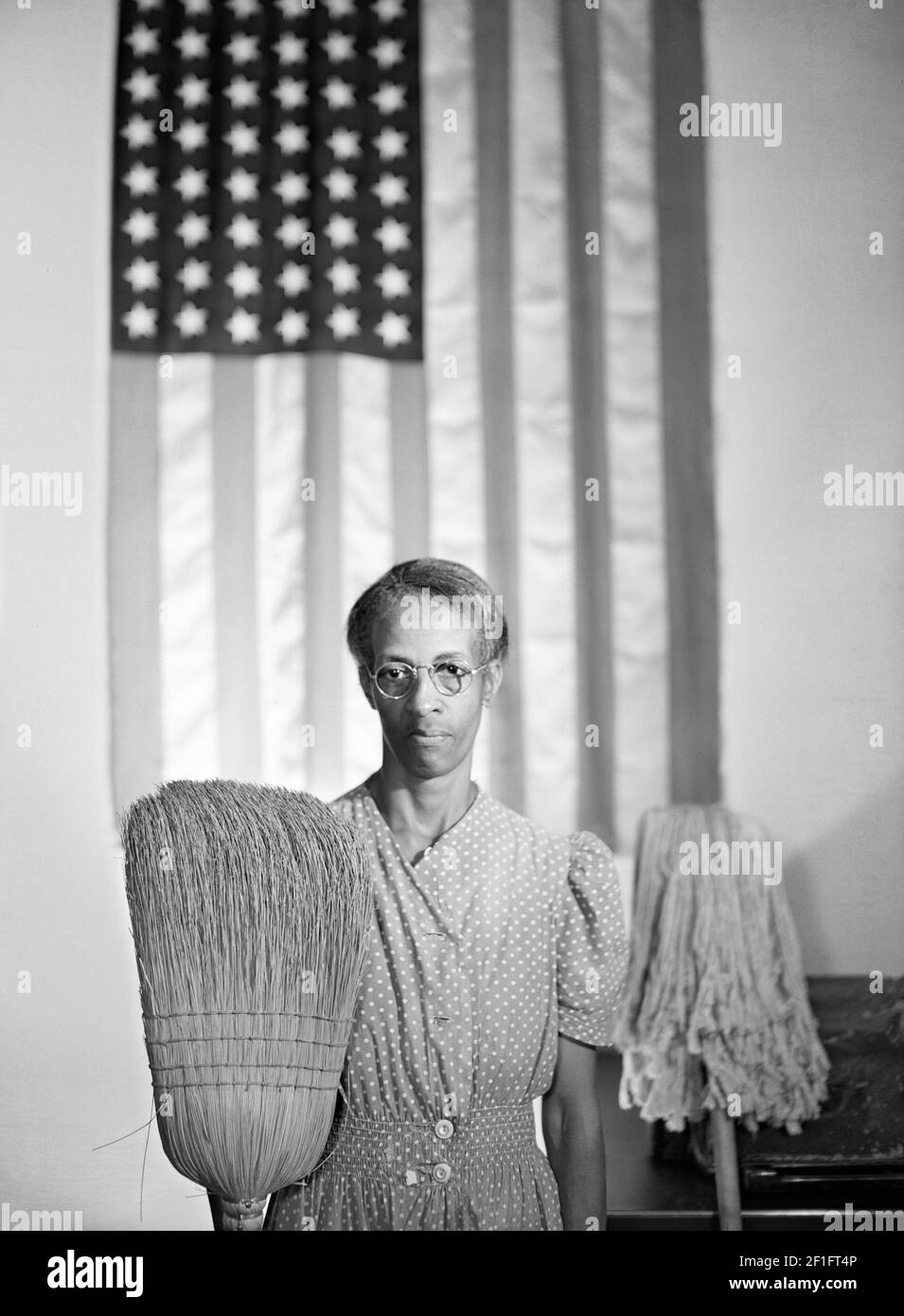 Gordon Parks, gotico americano. Fotografia dal titolo 'Washington, D.C. Carwoman del Governo, Ella Watson' di Gordon Roger Alexander Buchanan Parks (1912-2006), 1942 Foto Stock