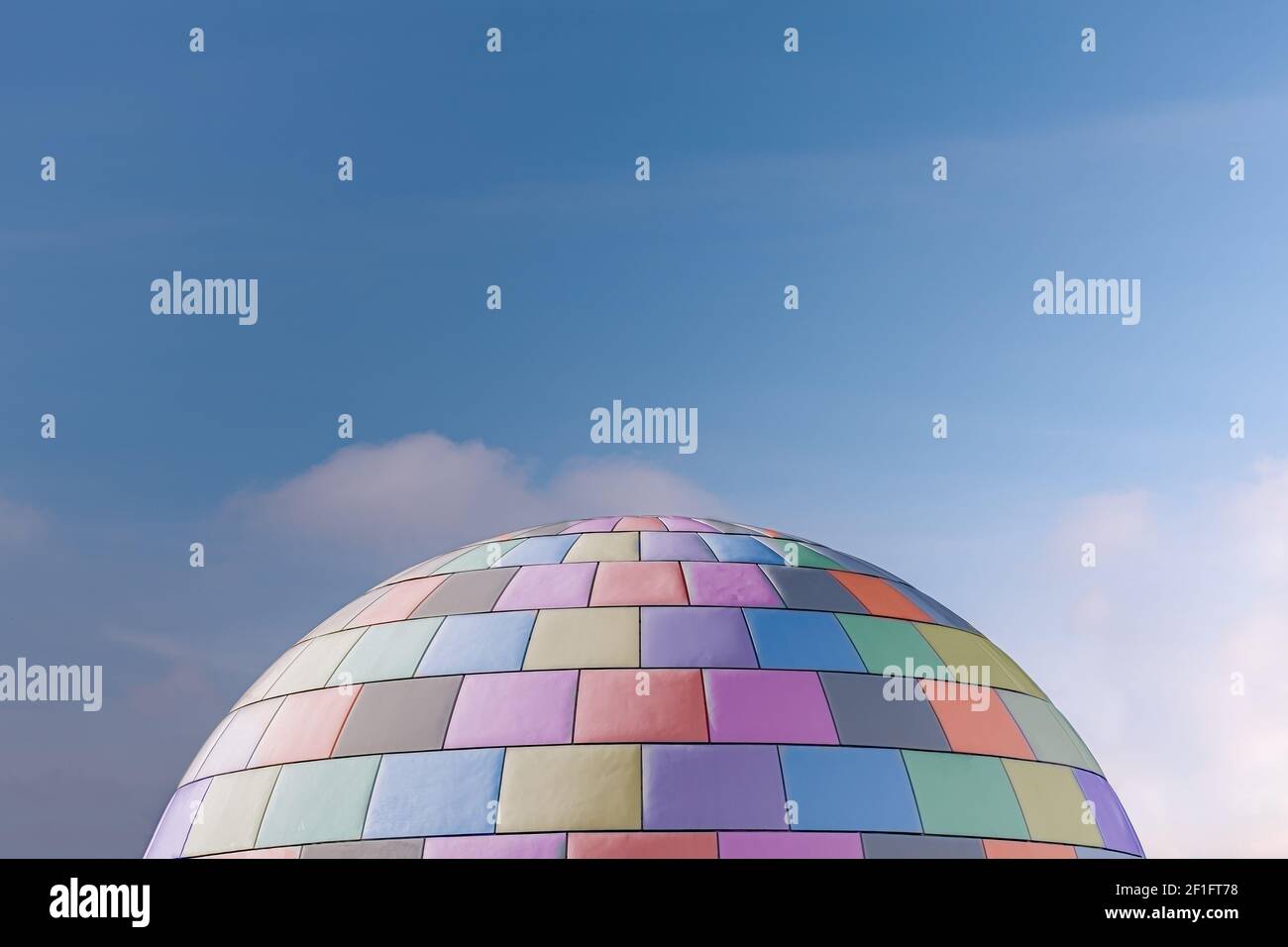 Planetario con façade colorata, osservatorio esterno con colori pastello durante il giorno Foto Stock