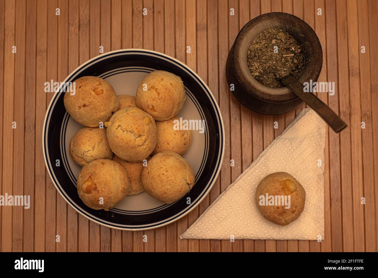 Fatto in casa, pane al formaggio e sfondo tavola di legno. Tempo del tè. Foto di alta qualità Foto Stock