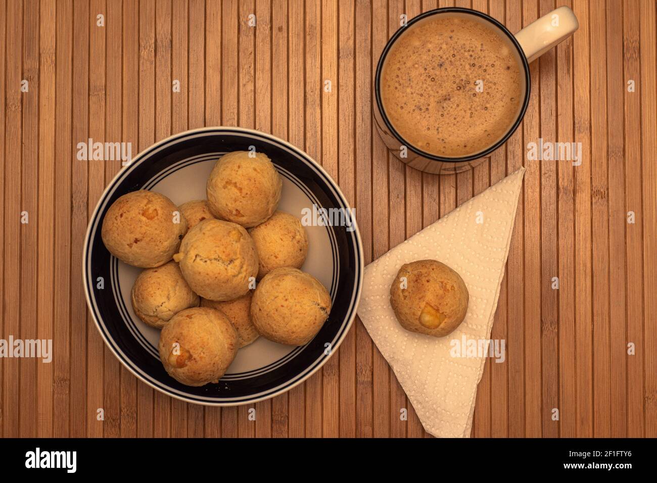 Fatto in casa, pane al formaggio e sfondo tavola di legno. Tempo del tè. Foto di alta qualità Foto Stock