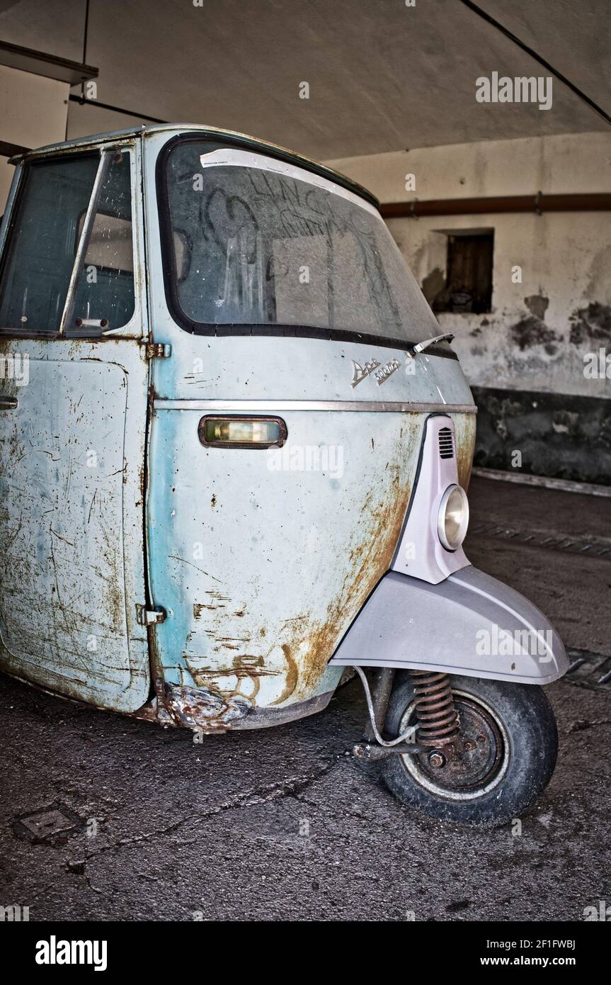 06-11-2020 Vicenza, Italia: Piaggio Ape 500 MP. Abbandonata minuscola auto d'epoca, vecchia scuola, design italiano Foto Stock