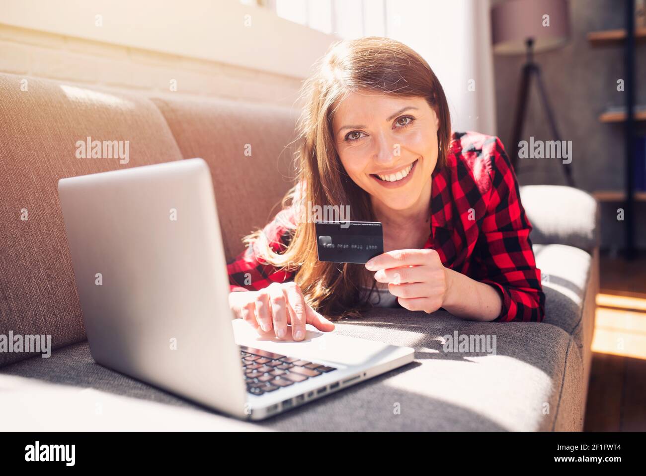 Ragazza è pronta a pagare con carta di credito su un negozio online Foto Stock