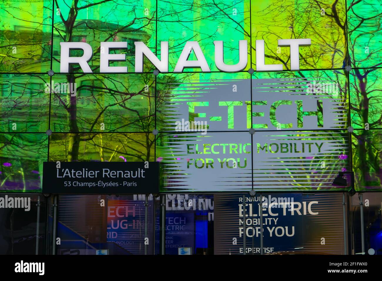 Parigi, Francia. Marzo 07. 2021. Concessionaria Renault situata sul viale Champs-Elysées. Veicoli elettrici ibridi in showroom. Foto Stock