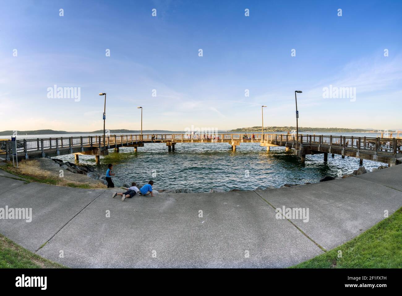 Il molo del Marine (Jack Tanner) Park a Tacoma, WA con i pescatori il venerdì sera. Foto Stock