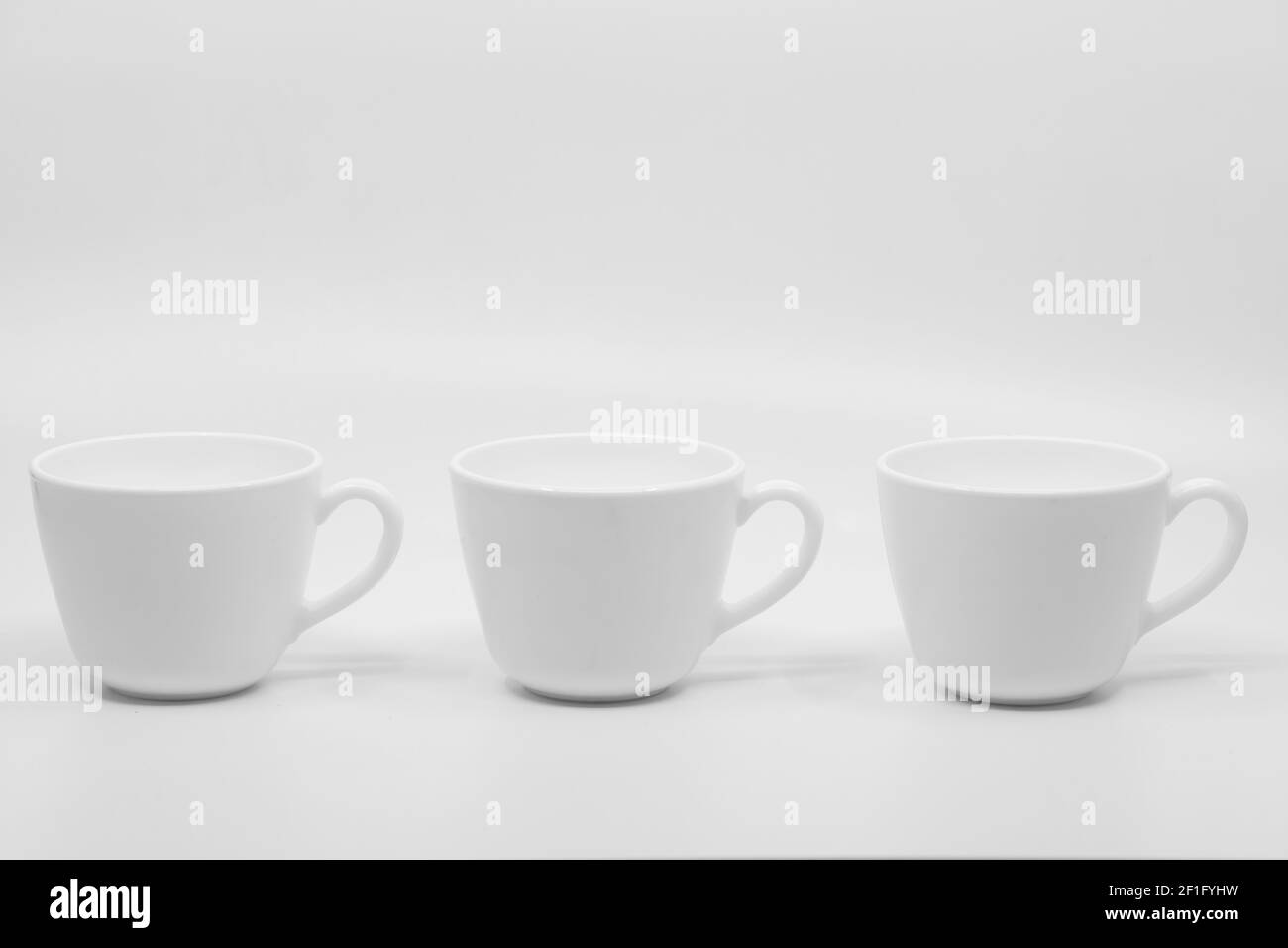 Tre tazze di caffè isolate su sfondo bianco Foto Stock
