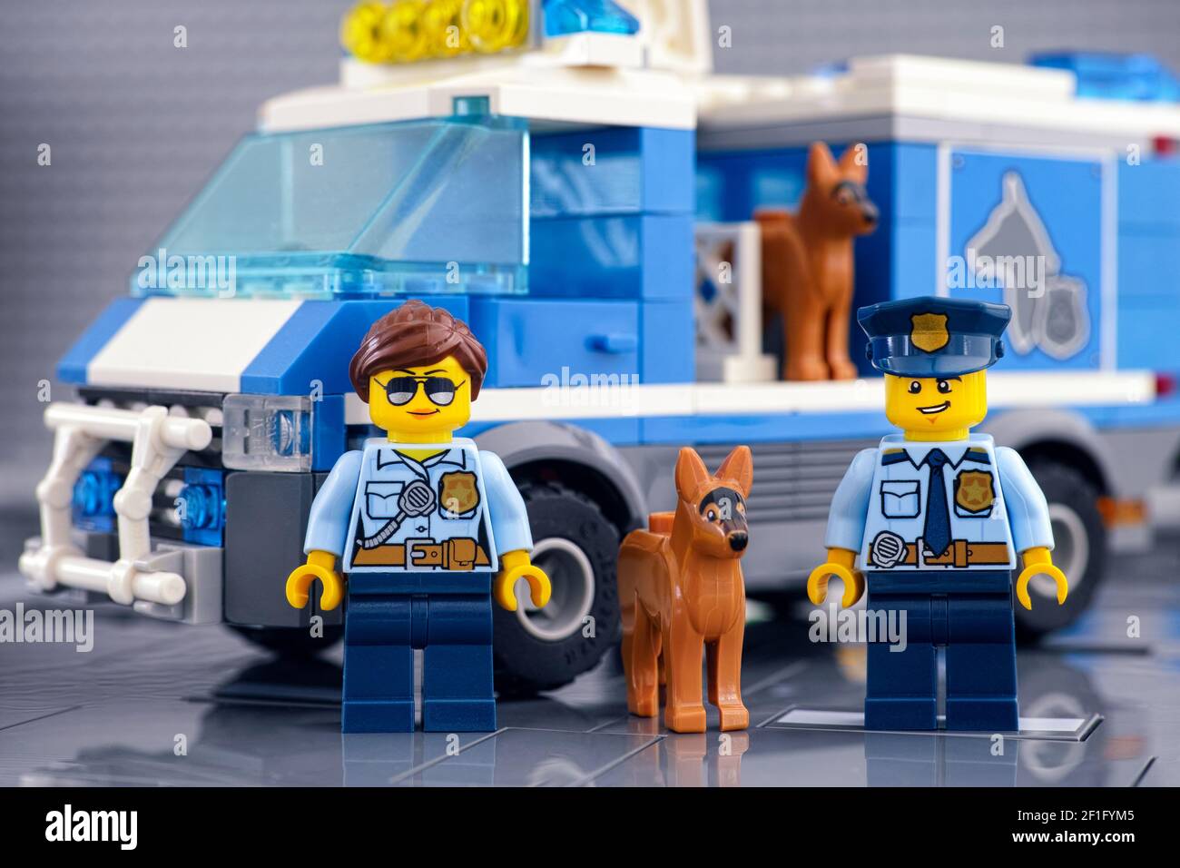 Tambov, Federazione Russa - 03 Marzo 2021 la polizia Lego e le minifigie dei  poliziotti in piedi vicino ad un pulmino di polizia Foto stock - Alamy