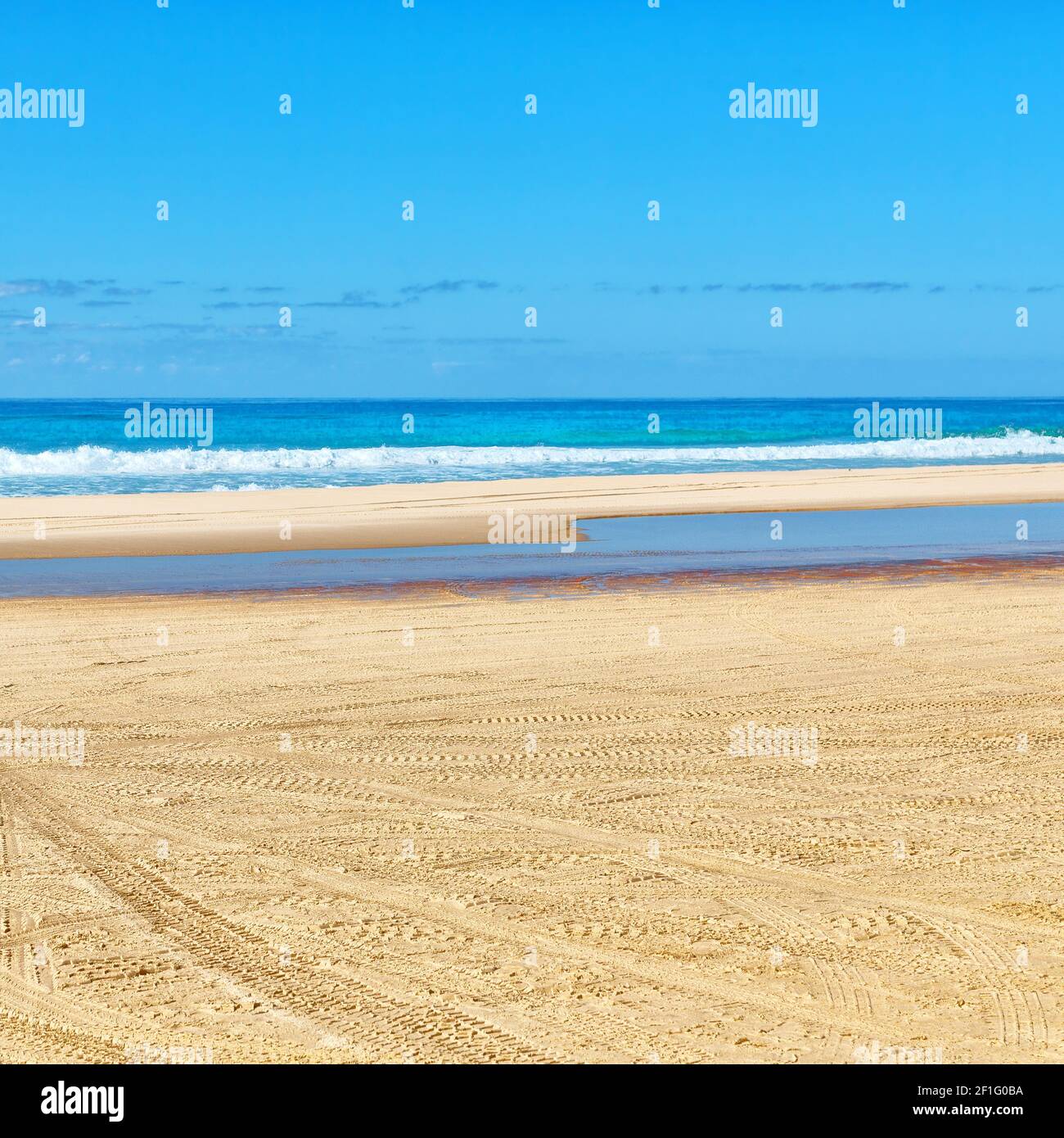 Vicino all'oceano la pista di sabbia delle automobili Foto Stock