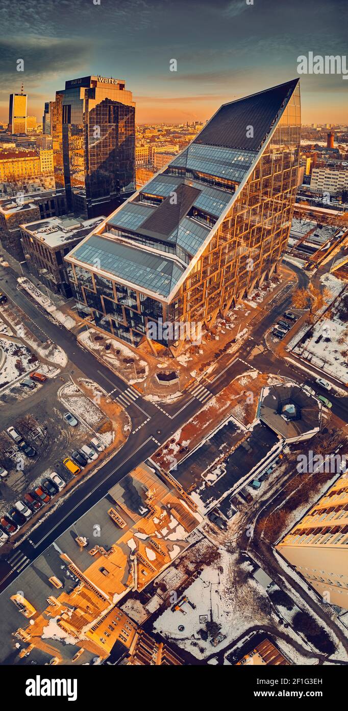 Splendida vista panoramica dello skyline del drone aereo della città di Varsavia Centro con grattacieli della città di Varsavia e CHMIELNA 89 CRISTALLO DI VARSAVIA - un bicchiere p Foto Stock