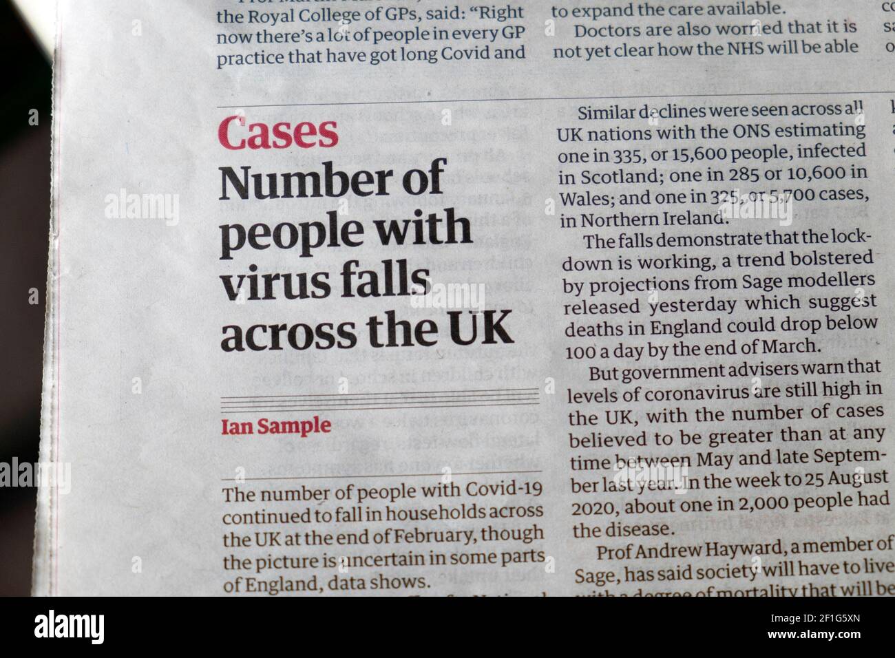 Covid 'casi numero di persone con virus cade attraverso il Il titolo del giornale britannico Coronavirus Guardian sull'articolo 2021 a Londra Inghilterra Gran Bretagna Regno Unito Foto Stock