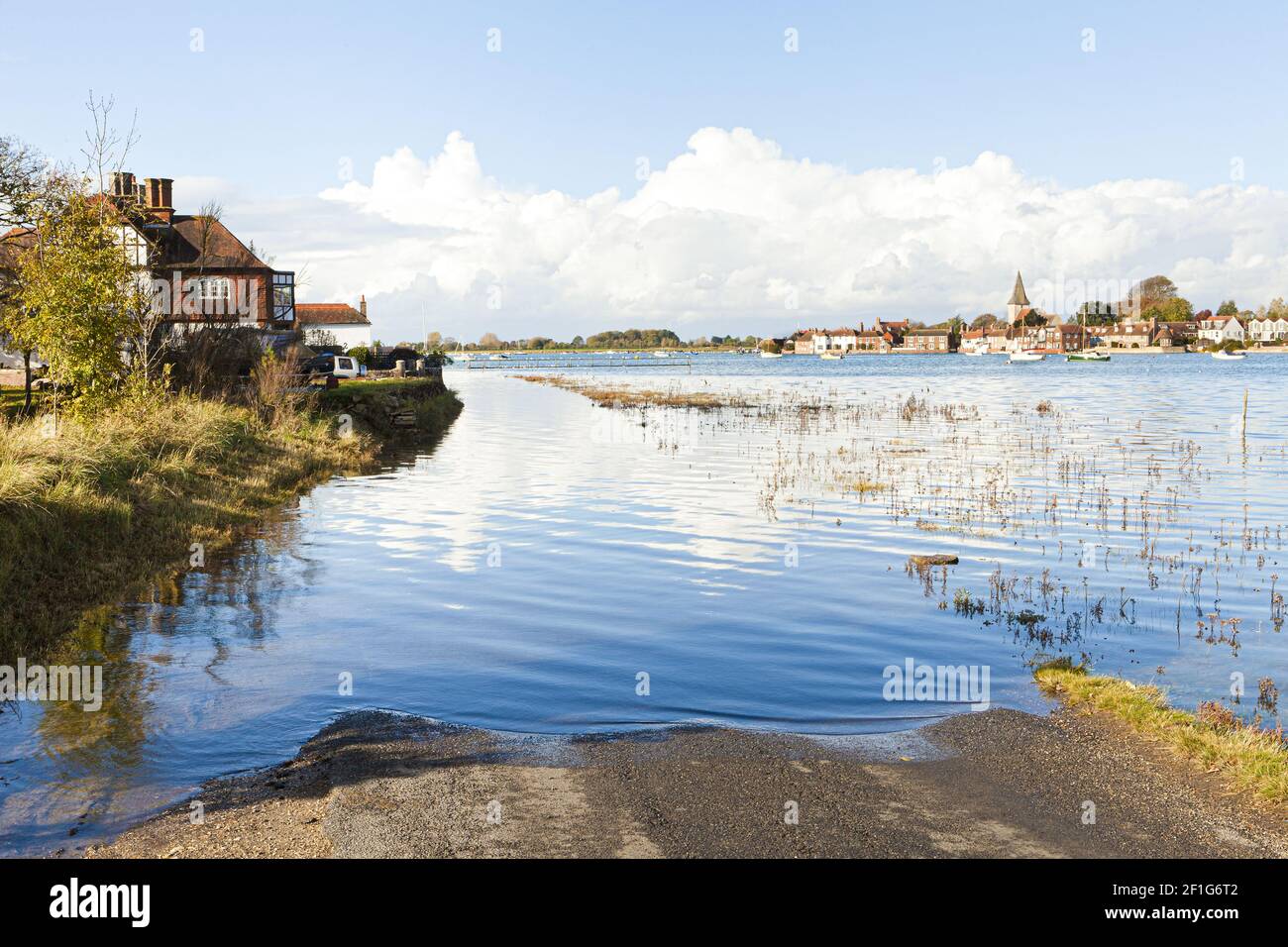 Alta marea inondazioni la strada nel villaggio di Bosham, West Sussex UK. È qui che Re Canuto (Cnut) è ritenuto di aver istruito utilmente la marea Foto Stock