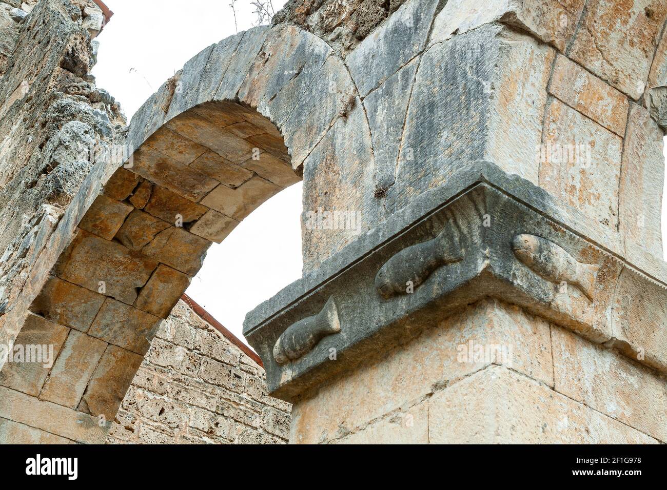 Antica chiesa in rovina. Su una colonna dell'antico segno cristiano del pesce. Bussi sul Tirino, provincia di Pescara, Abruzzo, Italia Foto Stock