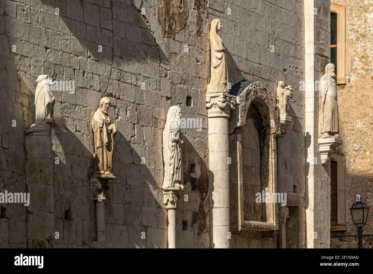 All'esterno della Collegiata di Santa Maria maggiore a Caramanico Terme sono esposte sculture di apostoli, pellegrini e cantanti. Abruzzo Foto Stock