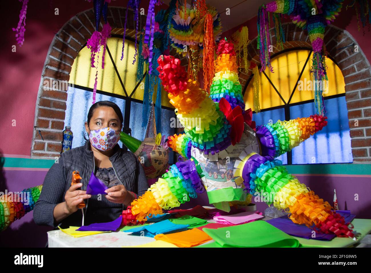 Acolman, Messico. 07 marzo 2021. ACOLMAN, MESSICO - 7 MARZO 2021: Una donna produce la tradizionale pinata messicana, fatta di una pentola di argilla avvolta in carta multicolore, la pinata tradizionale prende la forma di una stella, con sette punti che rappresentano i peccati mortali. Secondo un'antica tradizione messicana il 7 marzo 2021 ad Acolman, Messico (Foto di Eyepix/Sipa USA) Credit: Sipa USA/Alamy Live News Foto Stock