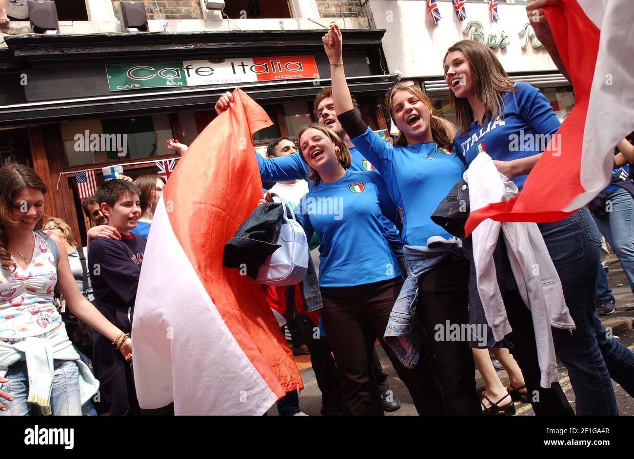 Gli italiani a Soho, Londra, che celebrano la loro squadra di calcio delle Nazioni 0-0 attirano contro il Messico, il che significa che passano al turno successivo. Photo Andy Paradise Foto Stock