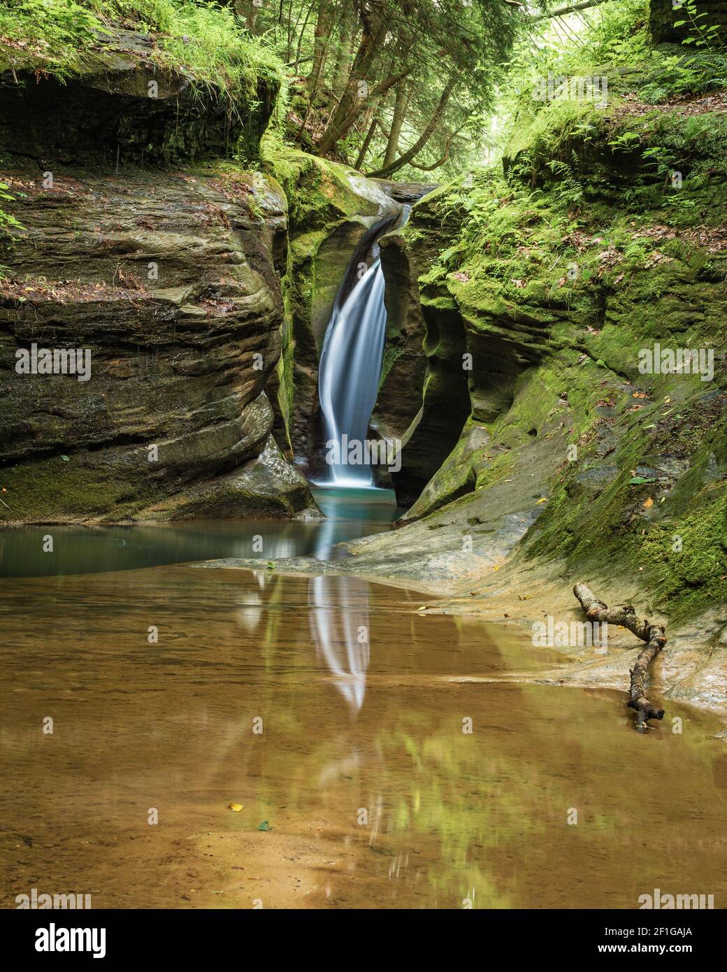 Le spettacolari cascate Robinson (Corkscrew Falls), una cascata snella che scorre in un burrone roccioso, Hocking Hills dell'Ohio Foto Stock