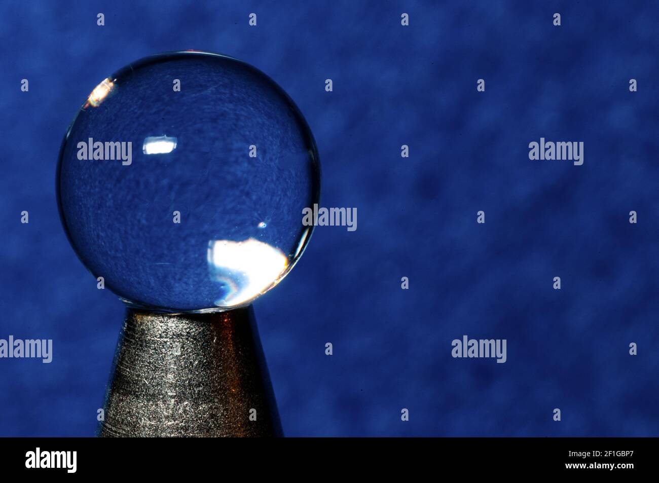 Sfera magica di cristallo su sfondo blu Foto stock - Alamy