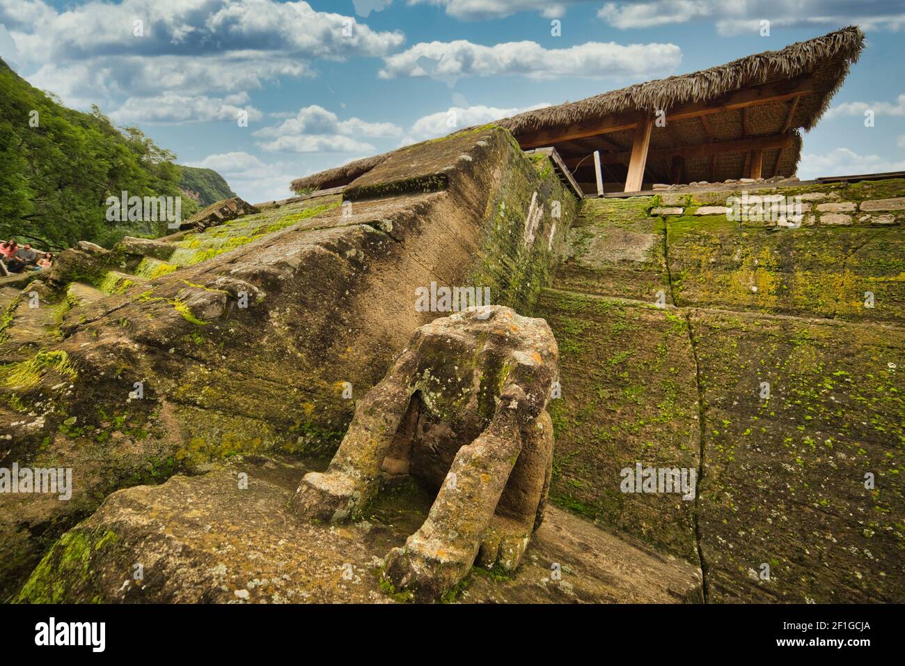 Un primo piano di una scultura di elefante della piramide posta in cima a una montagna in malinalco, Messico Foto Stock