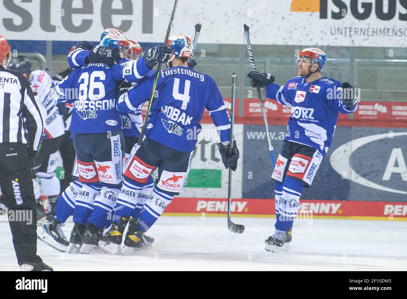 Villingen Schwenningen, Germania. 8 marzo 2021. Hockey su ghiaccio: DEL, Schwenninger Wild Wings - Straubing Tigers, Hautrunde, Hautrunde games, Matchday 25, all'Helios Arena. I giocatori di Villingen-Schwenningen si acclamano dopo il gol per 2:1. Credit: Sebastian Gollnow/dpa/Alamy Live News Foto Stock