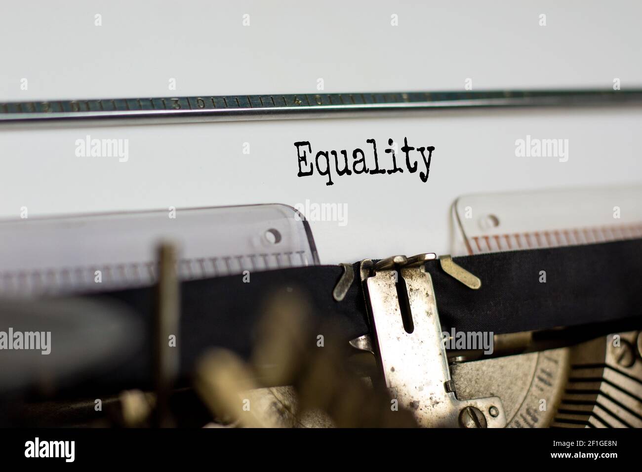 Simbolo dell'inclusione e dell'uguaglianza. La parola 'uguaglianza' digitata su una macchina da scrivere retrò. Concetto di economia, inclusione e uguaglianza. Splendido sfondo. Foto Stock