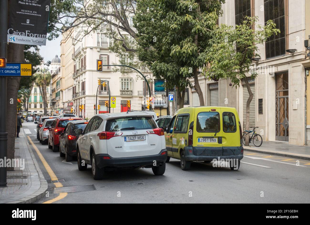 Auto spagnole in attesa di semaforo nel centro di Malaga, Andalusia, Spagna. Foto Stock