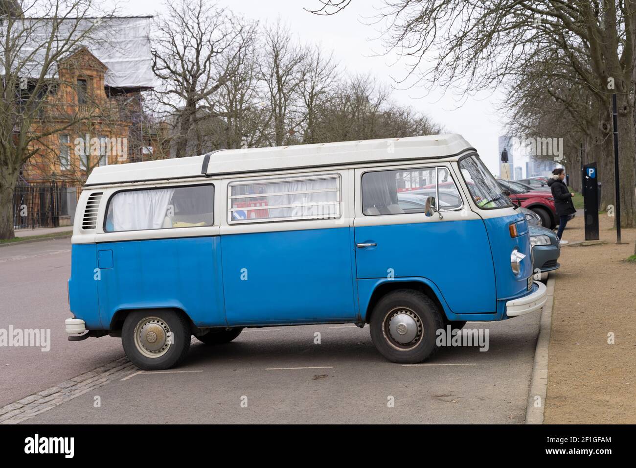 VOLKSWAGEN CARAVAN A MOTORE in blu e bianco parcheggiato a Londra greenwich park, mentre il proprietario acquista il biglietto per il parcheggio macchina Foto Stock