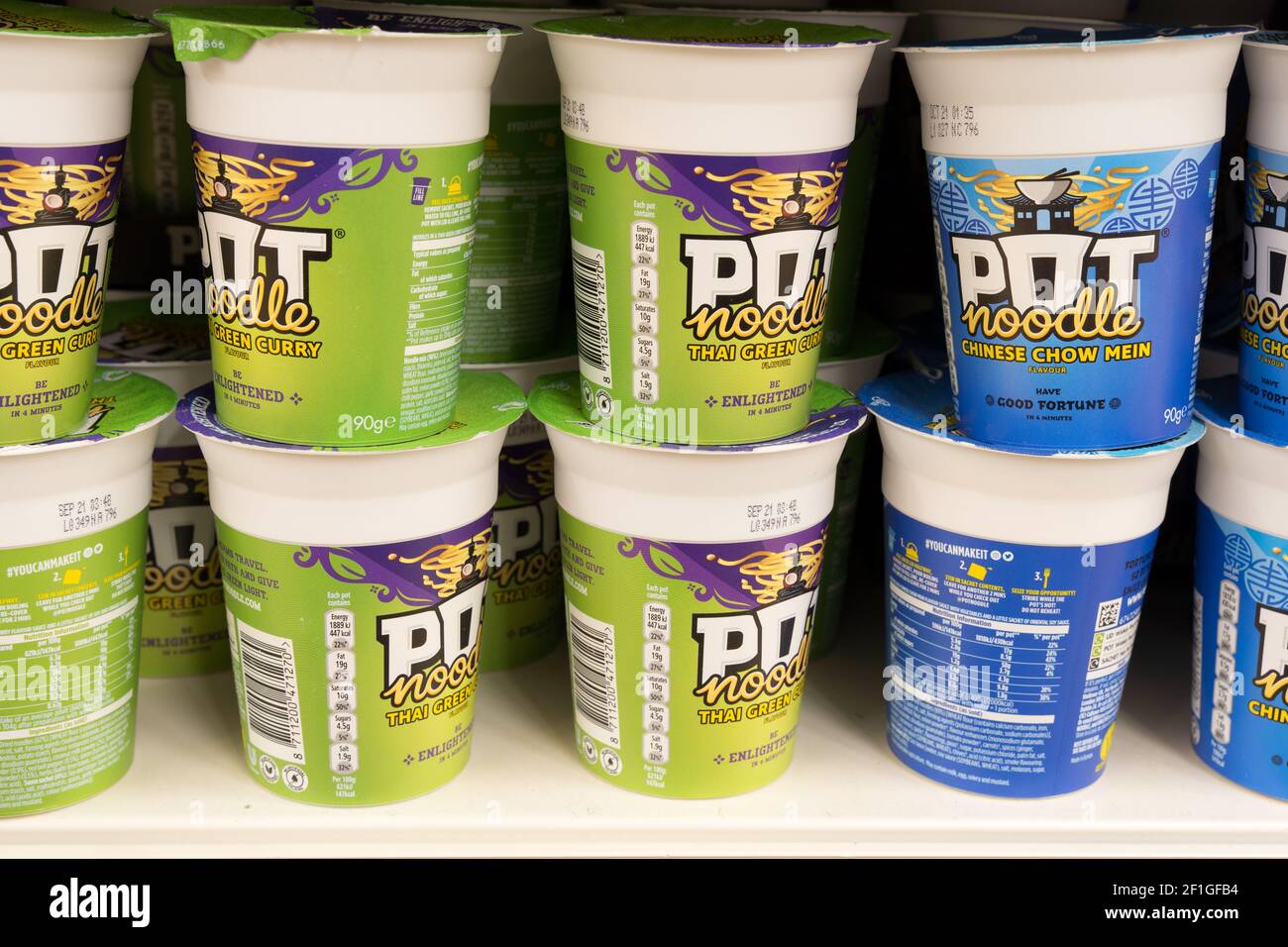 Una fila di pentole in plastica tazza impilare su scaffali per la vendita in supermercato, Regno Unito Foto Stock