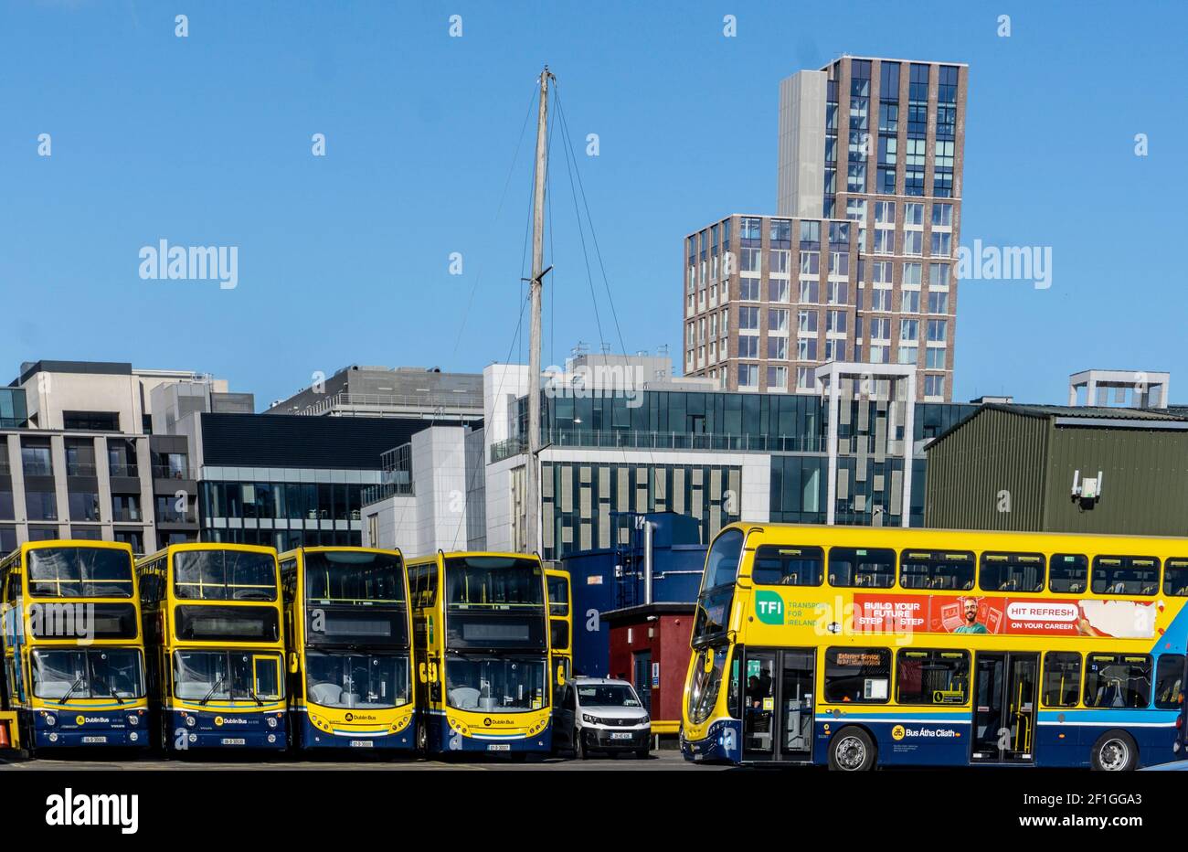 Autobus di Dublino. Il deposito degli autobus Ringsend di Dublino Bus con una linea di autobus Dublino, trascurato dal Capital One Building sul molo. Foto Stock