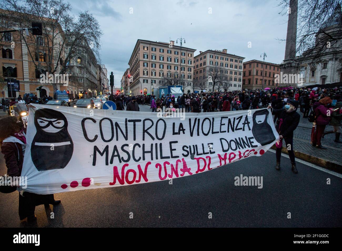 Roma, Italia. 8 marzo 2021. Oggi, NonUnaDiMeno – sostenuta da numerose altre organizzazioni transeministe – ha tenuto un rally e una marcia nel centro di Roma per celebrare la Giornata Internazionale della Donna del 2021. Il demo è stato chiamato in sostegno e solidarietà con tutte le donne, contro la patriarcia, in sostegno e solidarietà con i migranti e le persone lgbt*qia+, e per chiedere la fine della violenza maschile e di genere contro le donne e i Femminicidi. Foto Stock