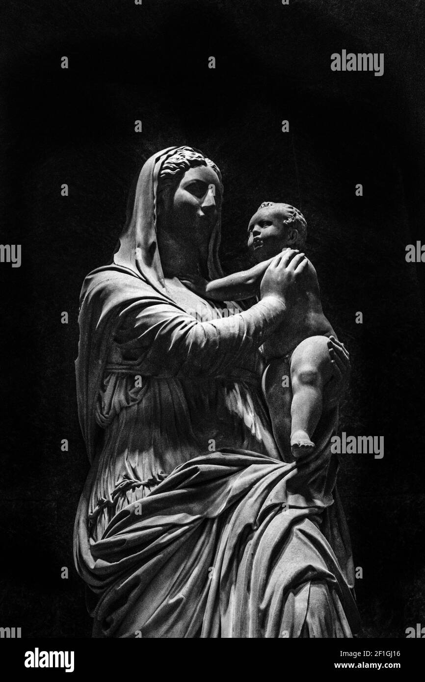 Donna con scultura di pietra del bambino Foto Stock