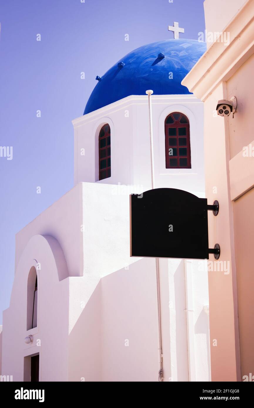 Santorini, Grecia - 11 settembre 2017: Primo piano di una tipica chiesa a cupola blu nella città di Thira, sull'isola greca di Santorini (Thera) Foto Stock