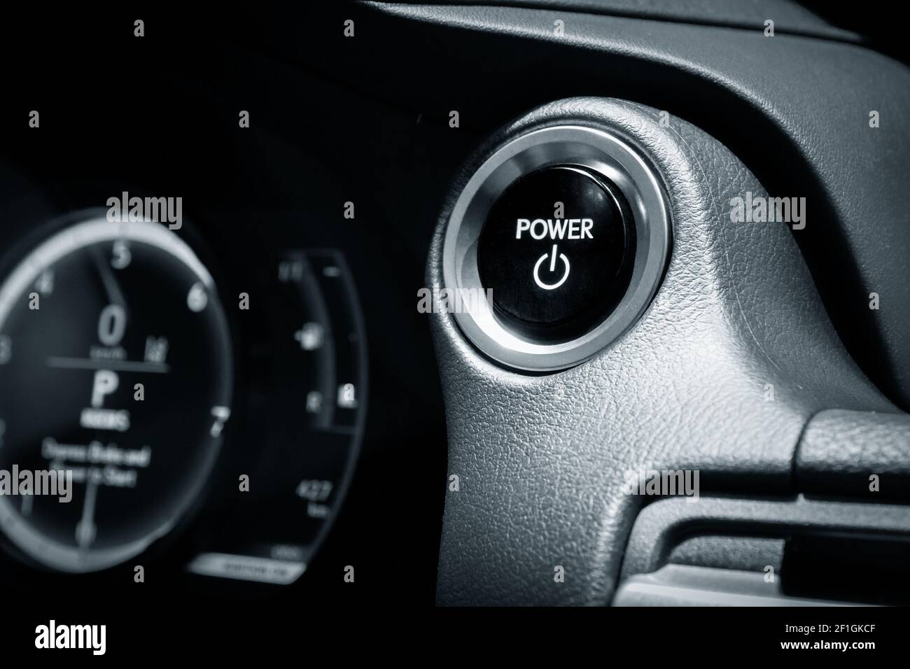 Avviare il motore pulsante in una moderna autovettura Foto Stock