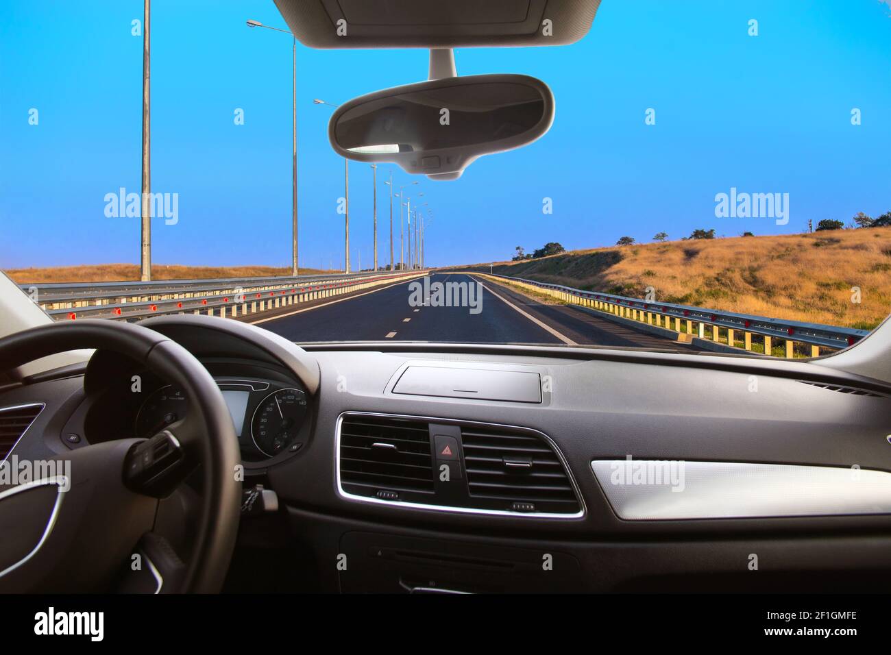 vista dell'autostrada suburbana dall'auto attraverso parabrezza Foto Stock