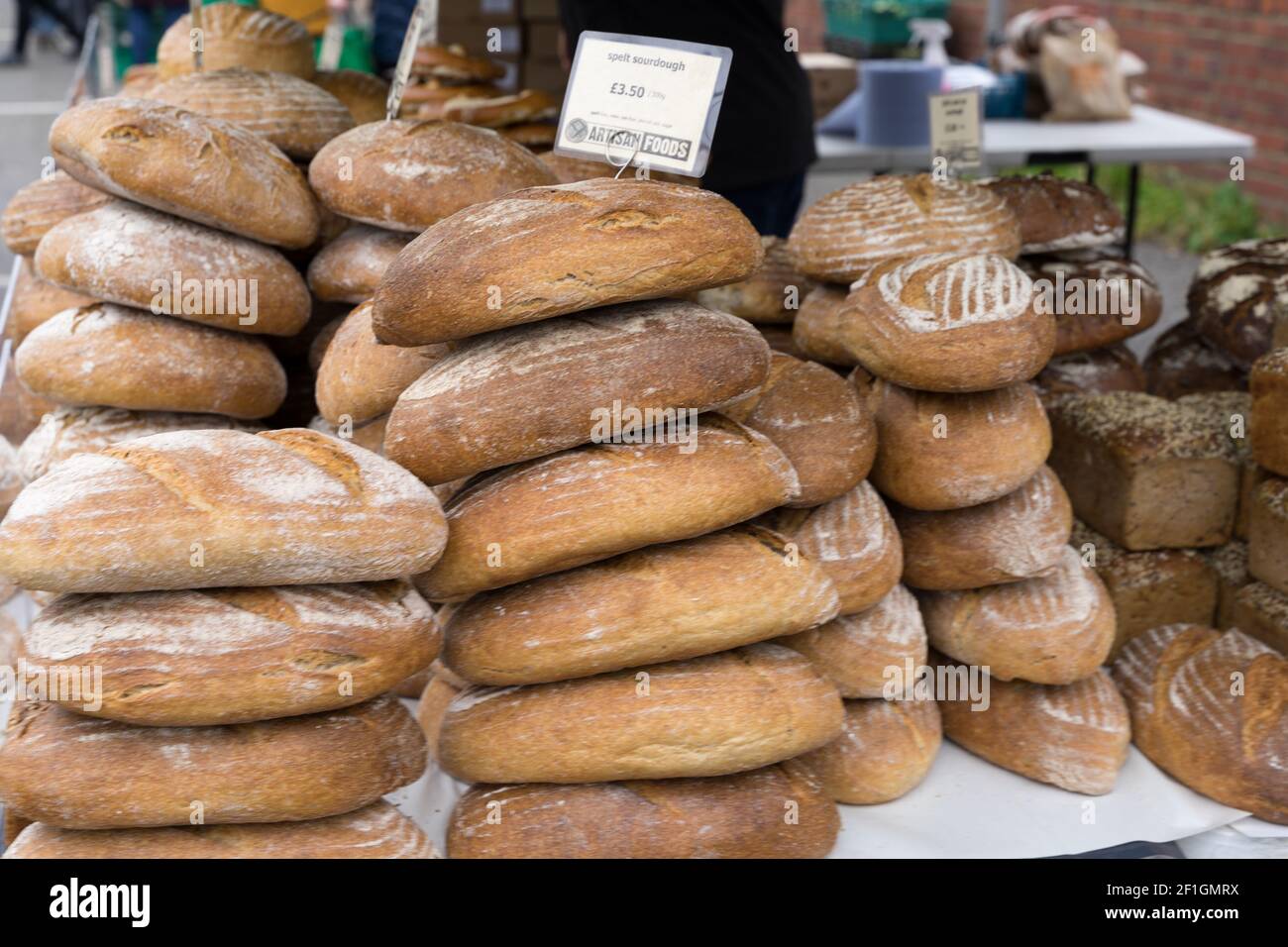 Una pila di pane di pasta di origine in vendita nel mercato di strada A Londra blackheath Foto Stock