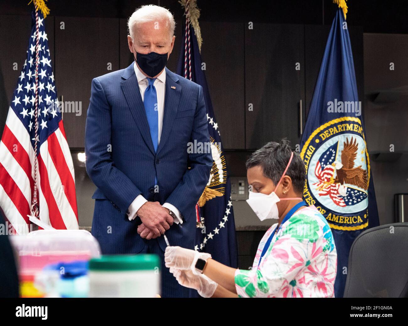 Il presidente degli Stati Uniti Joe Biden guarda come lavoratore medico prepara un vaccino COVID-19 mentre visita un centro di vaccinazione Veterans Affairs (VA) COVID-19 a Washington, DC lunedì 8 marzo 2021. Credit: Kevin Dietsch/Pool via CNP /MediaPunch Foto Stock