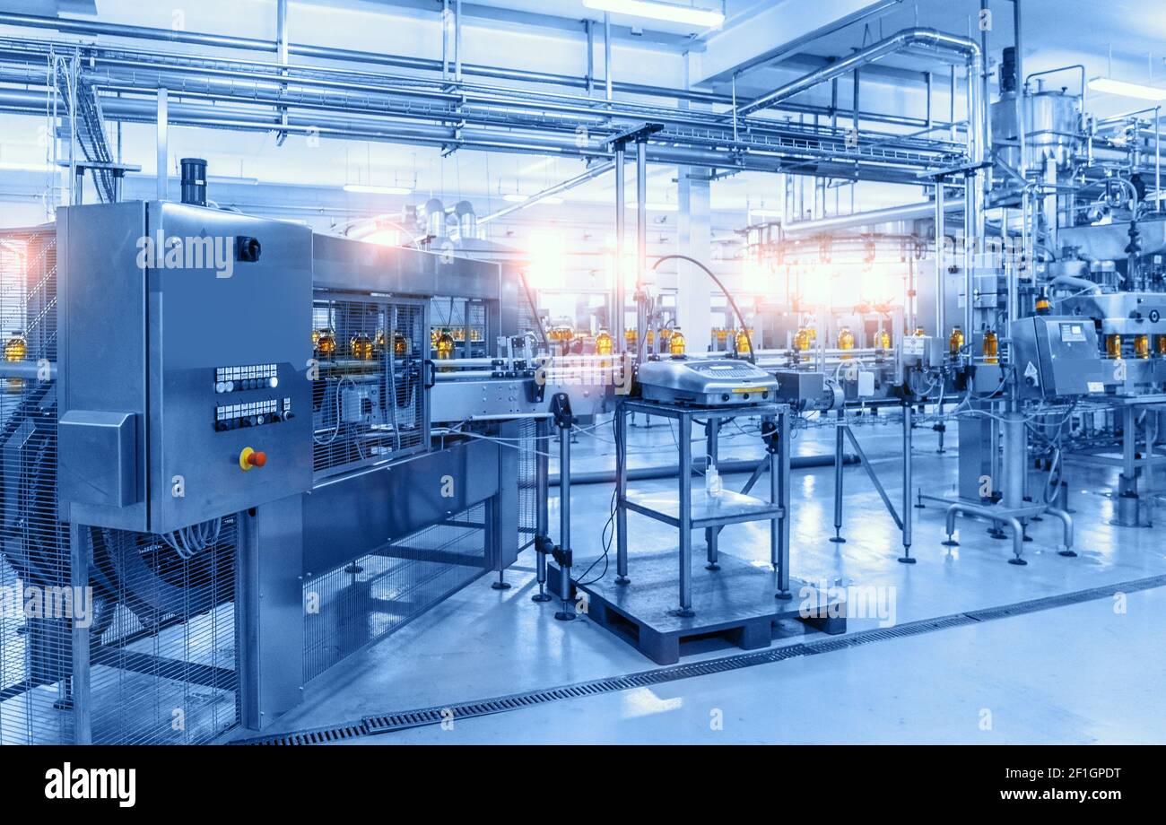 Fabbrica di bevande, nastro trasportatore con bottiglie, processo della linea di produzione di alimenti e bevande. Foto Stock