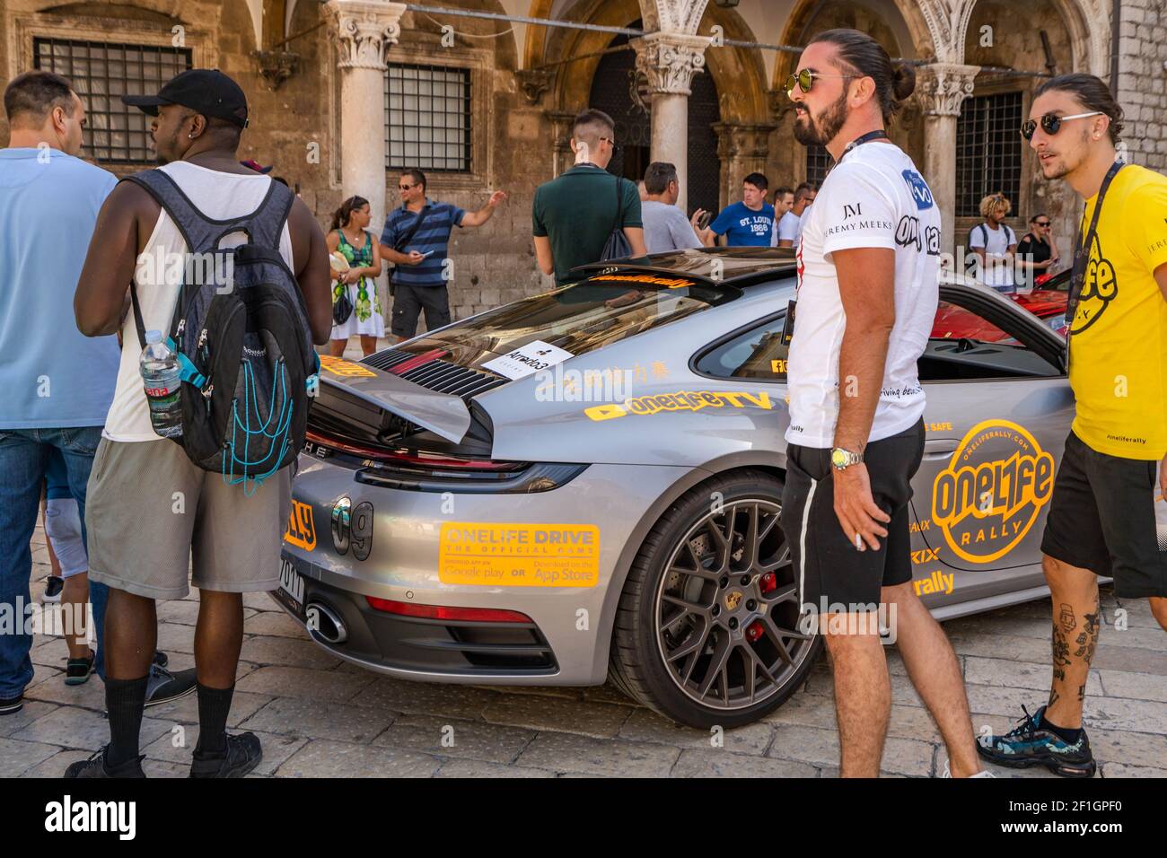 Dubrovnik, Croazia - 23 agosto 2020: Una vita da corsa Ferrari auto in via Stradun in mattina Foto Stock
