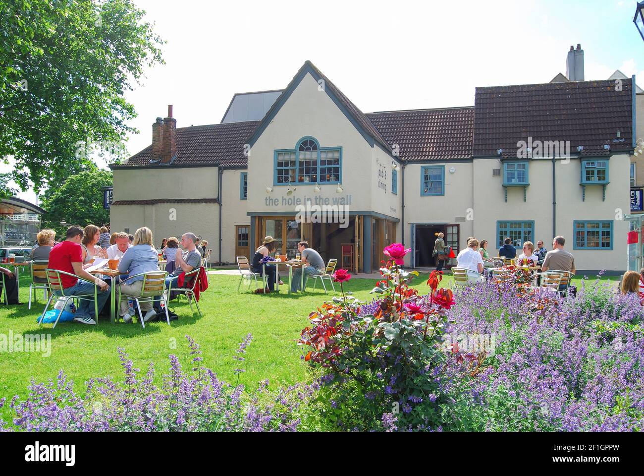 The Hole in the Wall Pub and Garden, Queen Square, Bristol, Inghilterra, Regno Unito Foto Stock