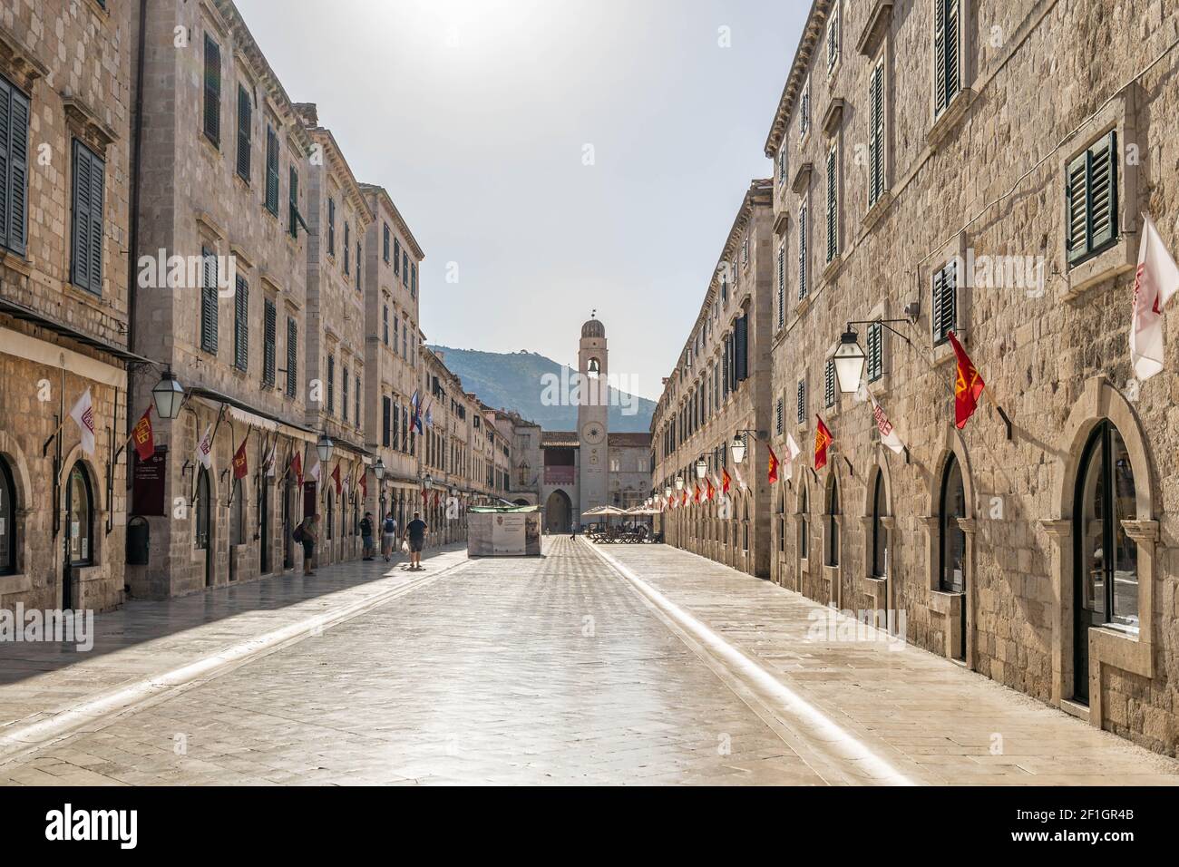 Dubrovnik, Croazia - ago 23, 2020:vuota stradun vista strada in estate mattina con pochi turisti Foto Stock