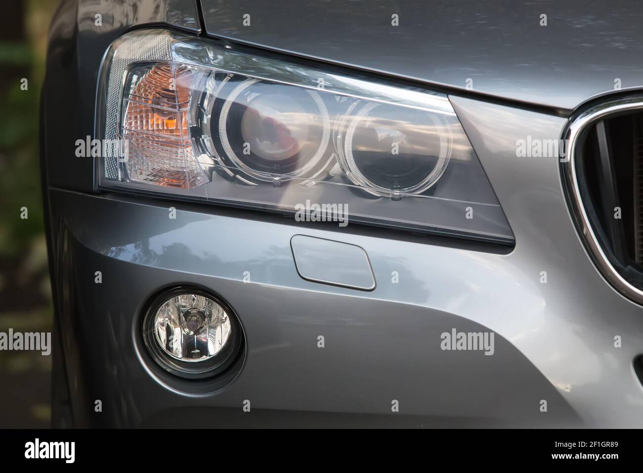 Il faro di moderne auto di prestigio closeup Foto Stock