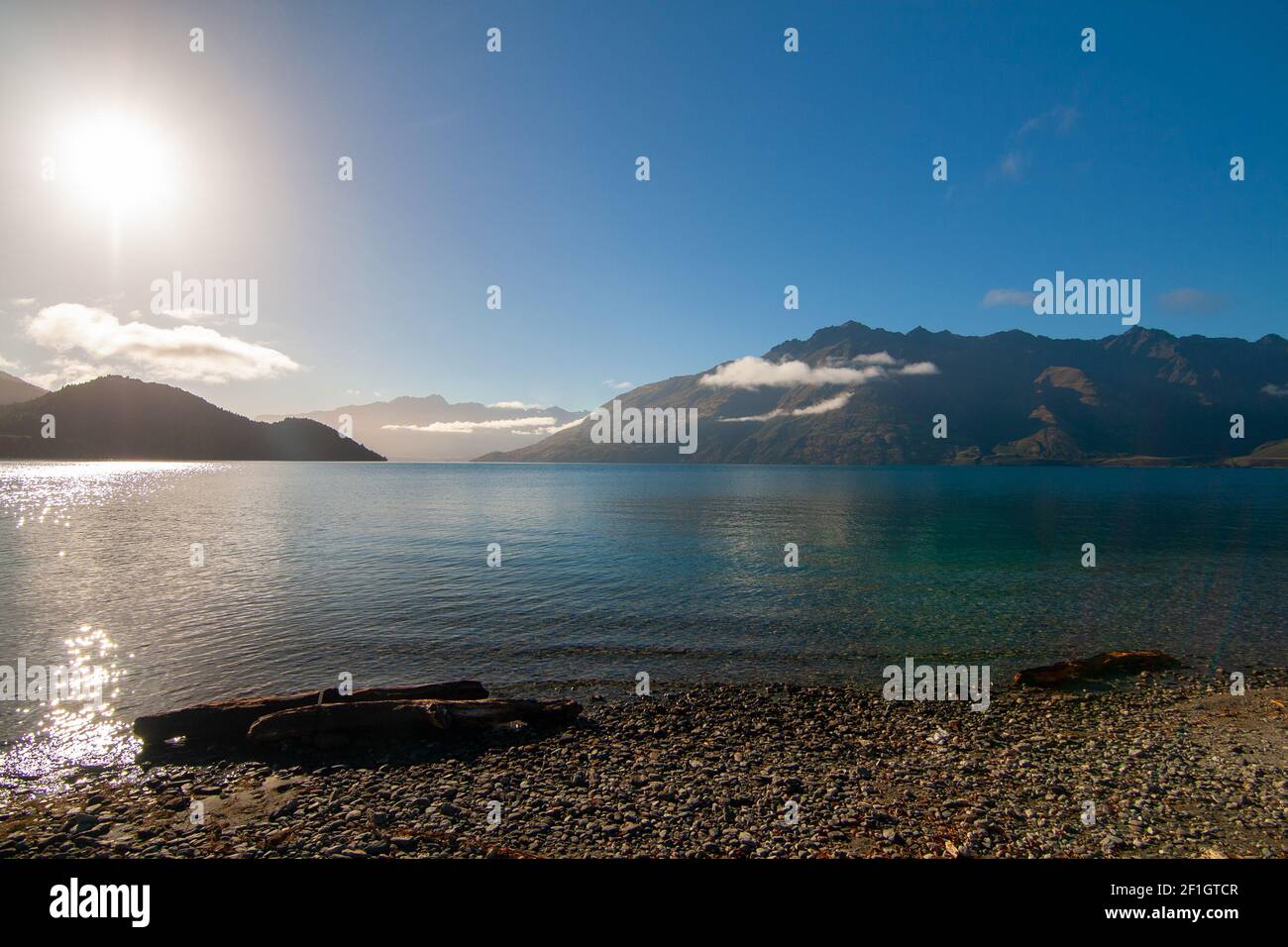 Giornata di sole sulla spiaggia di Wilson Bay vicino a Queenstown, Isola del Sud Nuova Zelanda Foto Stock