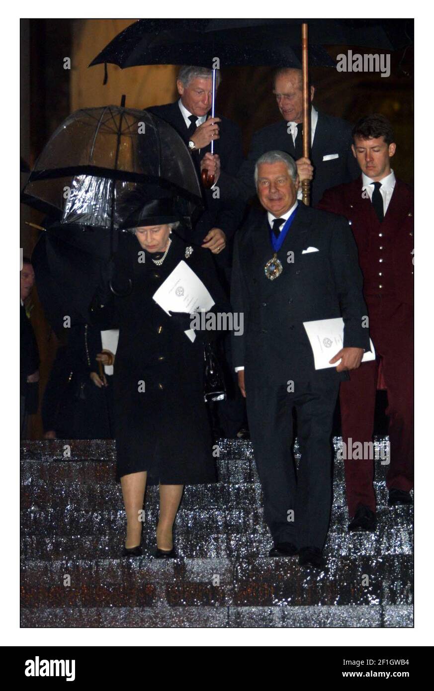 La Regina lascia la cattedrale di San Paolo dopo il servizio di remembranza per le vittime delle bombe di Bali.pic David Sandison 25/10/2002 Foto Stock