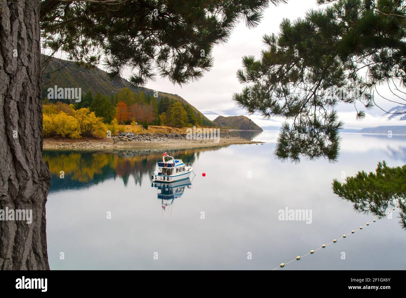 Tranquilla barca panoramica autunnale sul lago Hawea, Albert Town vicino a Wanaka, Nuova Zelanda Foto Stock