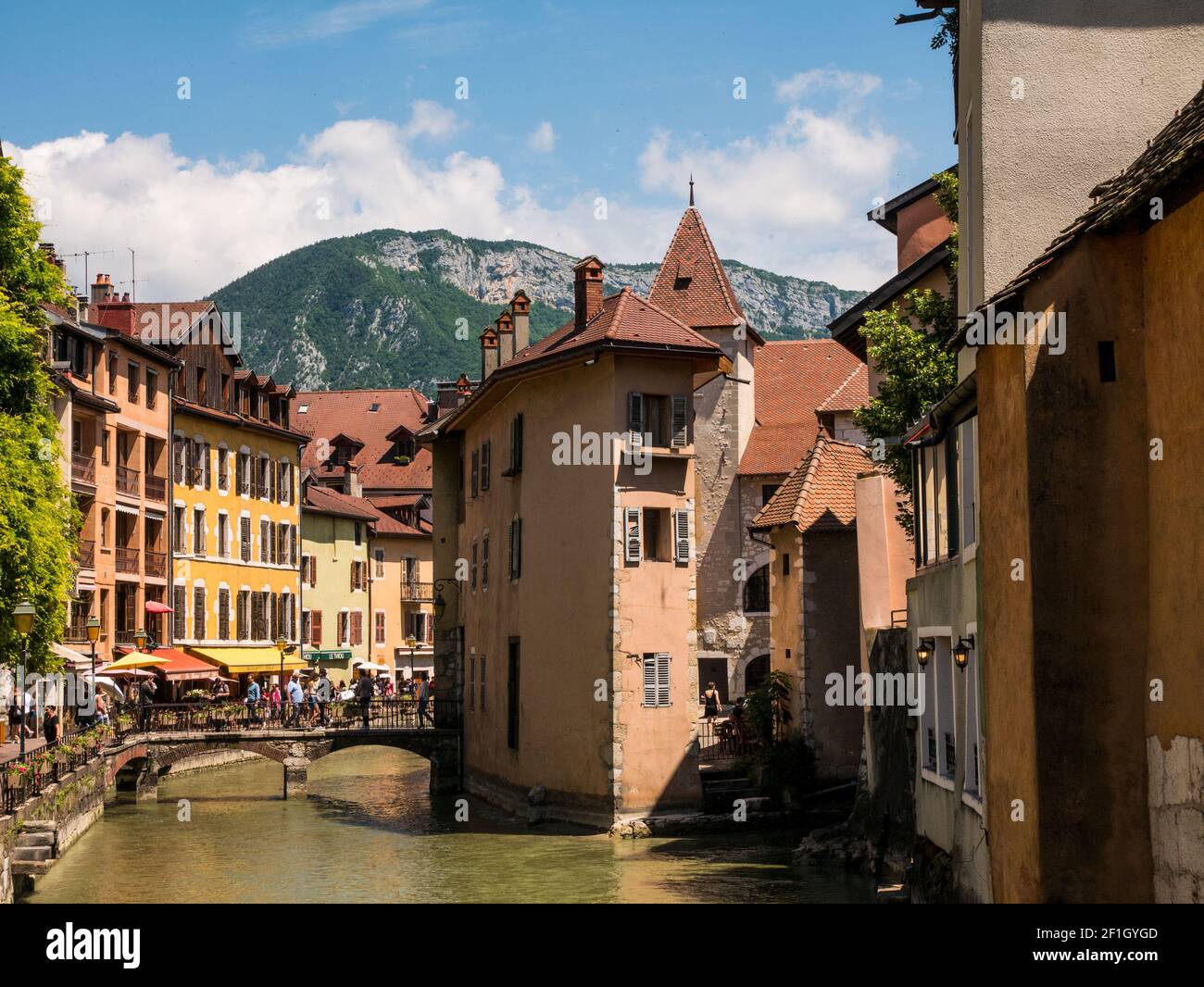Casa medievale sul canale di Annecy, Francia Foto Stock